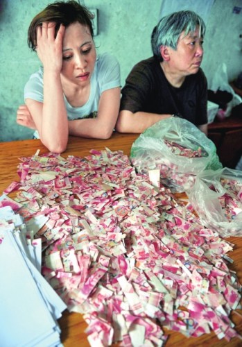 女子发病撕碎5万元 银行6小时仅拼出1张